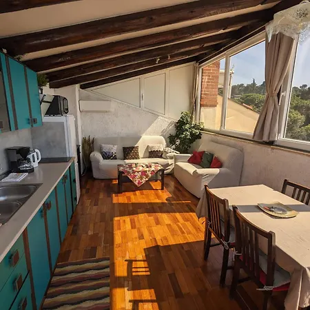 아파트 A Window On