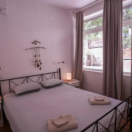 A Window On 로비니