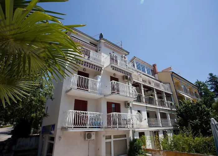 A Window On 로비니