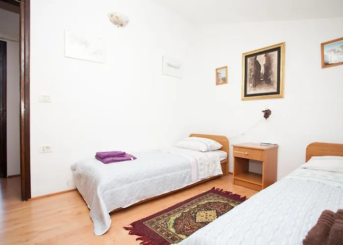 A Window On * 로비니