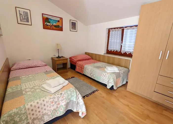 A Window On 로비니