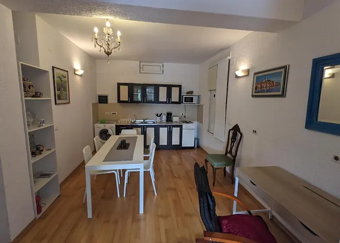 A Window On 로비니