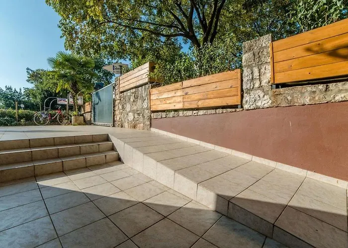 A Window On 아파트 로비니