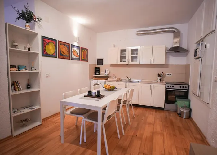 A Window On 아파트