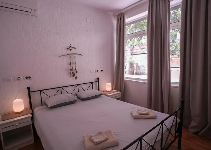 A Window On 로비니