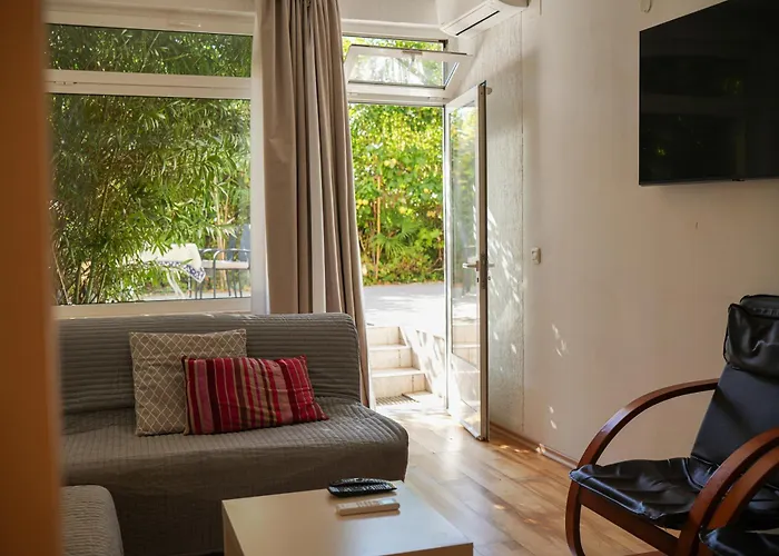 A Window On 아파트 로비니